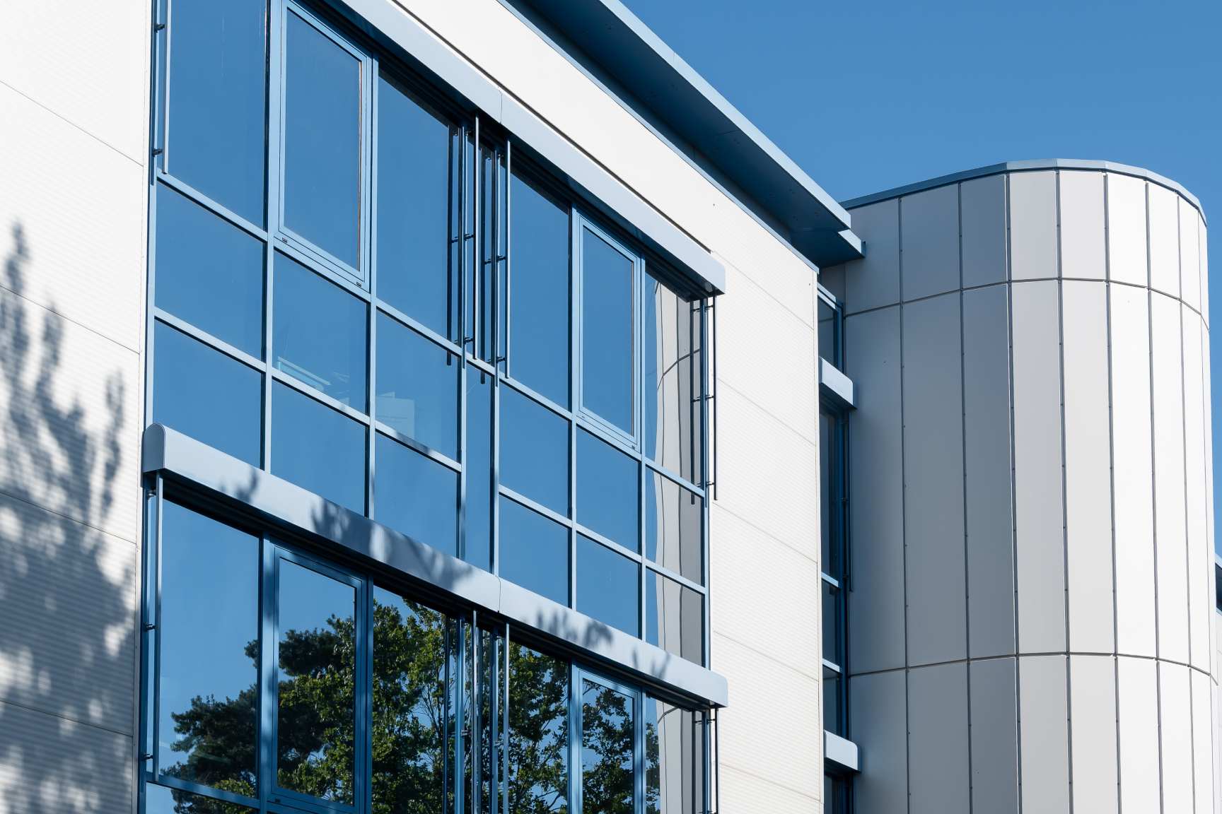 Modernes Bürogebäude zur Abschreibung einer Gewerbeimmobilie