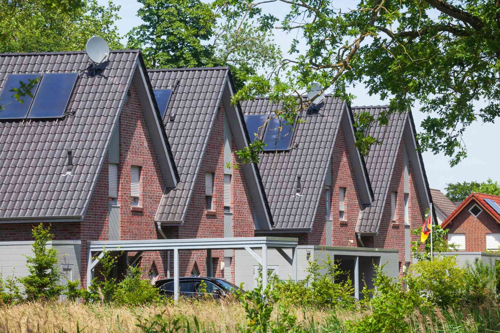 Selbstgenutzte Wohnimmobilien in einer Neubausiedlung mit Photovoltaikanlagen.