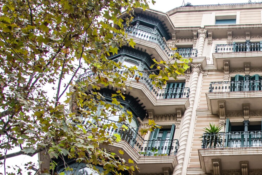 Hausfassade in Barcelona.