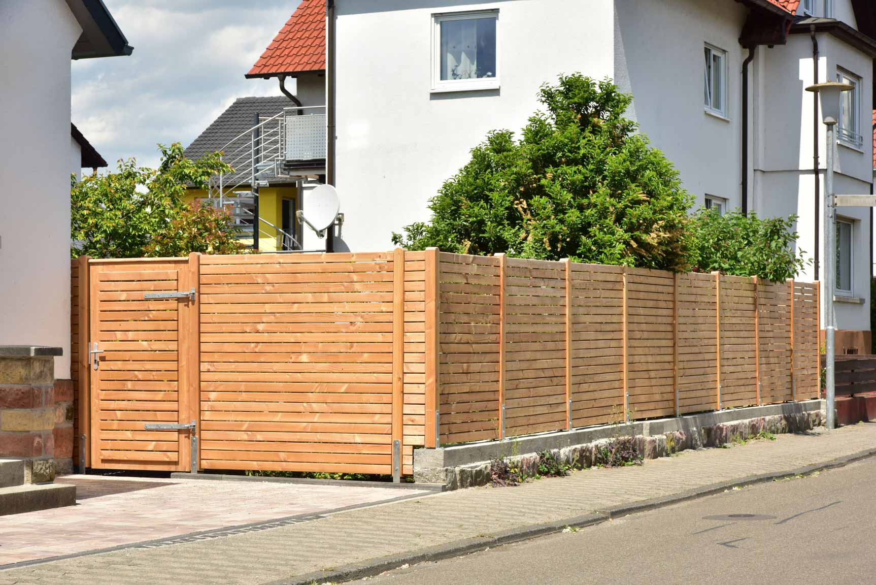 Holzzaun als Beispiel f&uuml;r eine bauliche Anlage.