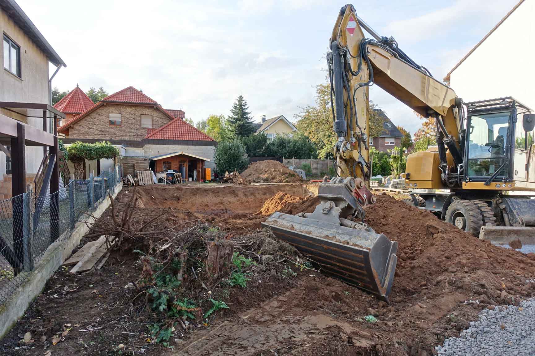 Bagger bei Erdarbeiten in einer Baul&uuml;cke.