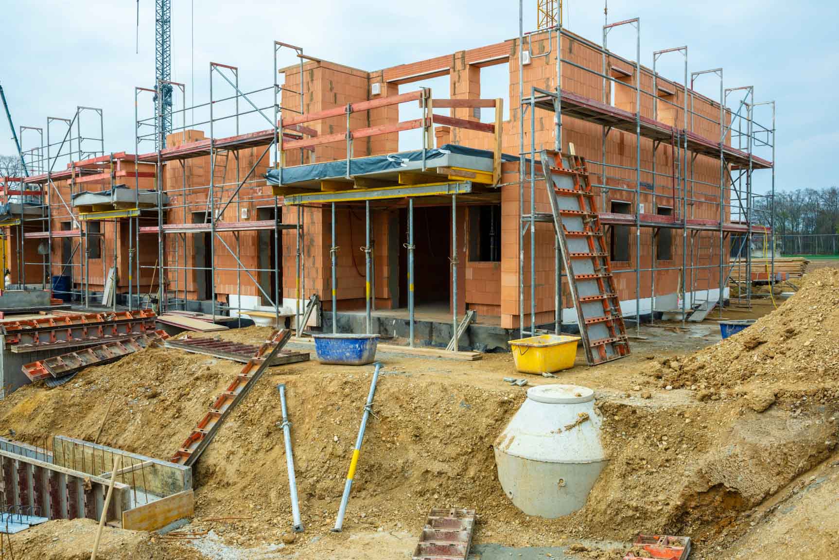 Ziegelbau in einem Rohbau.