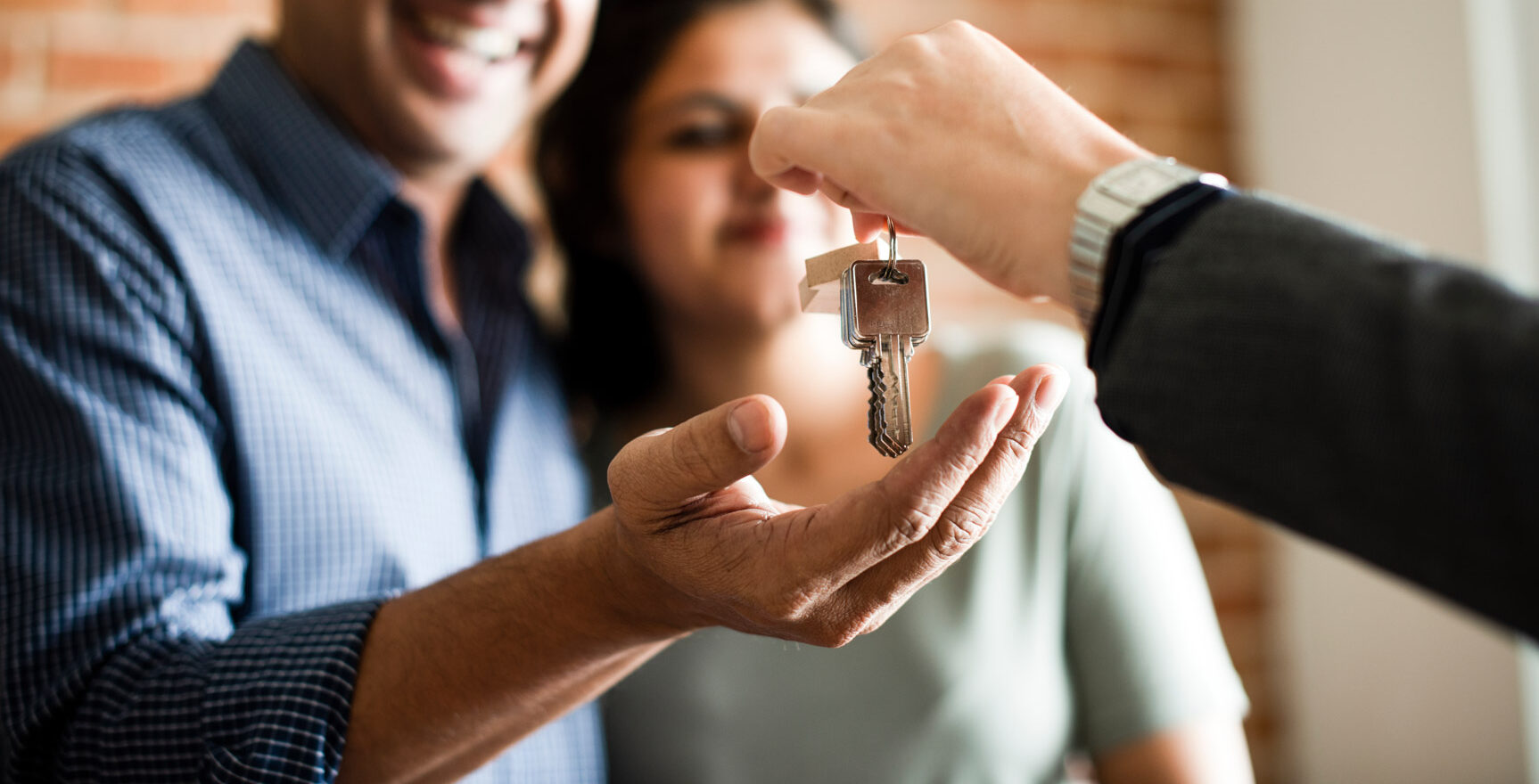 Paar bei der Schl&uuml;ssel&uuml;bergabe.