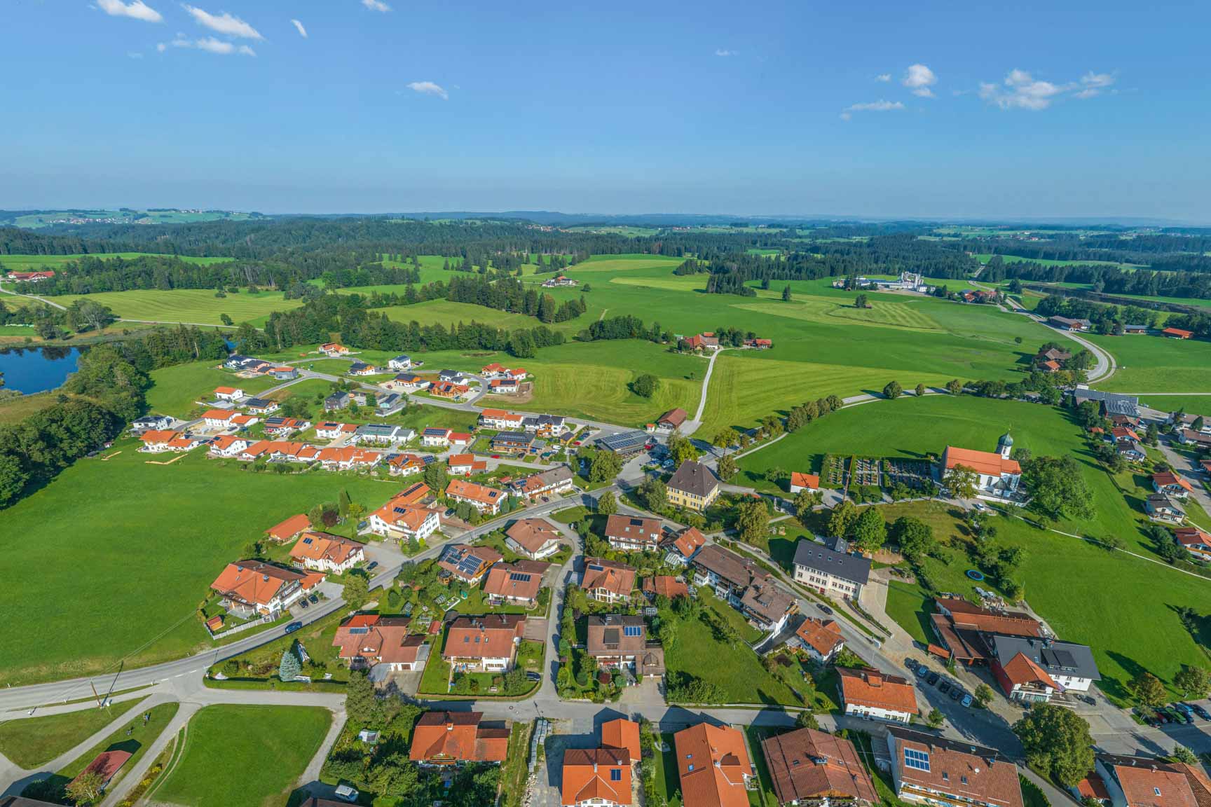 Kleine Ortschaft aus der Vogelperspektive.