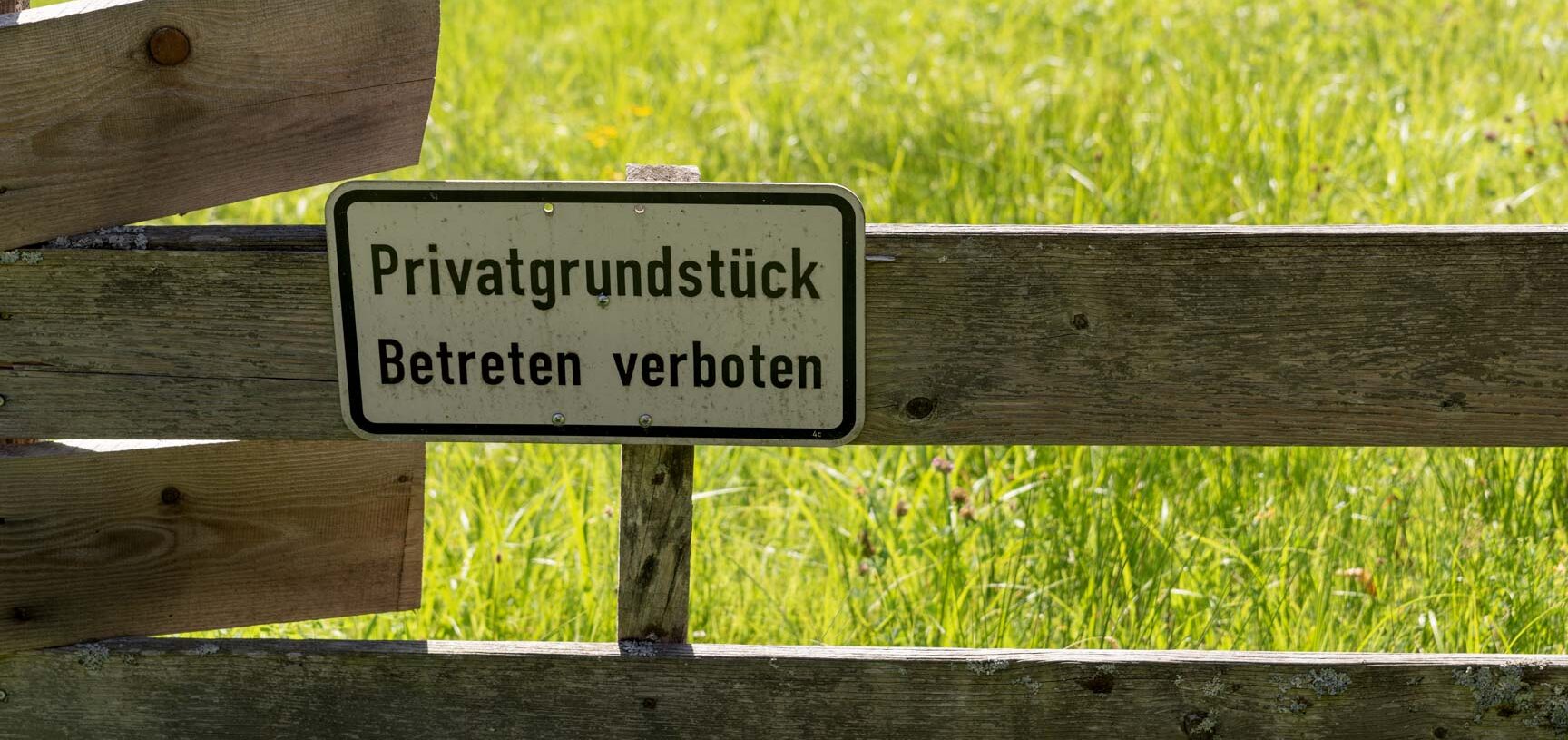 Hinweisschild am Zaun: Privatgrundst&uuml;ck, Betreten verboten.