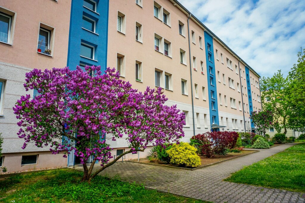 Mehrfamilienhaus von außen.