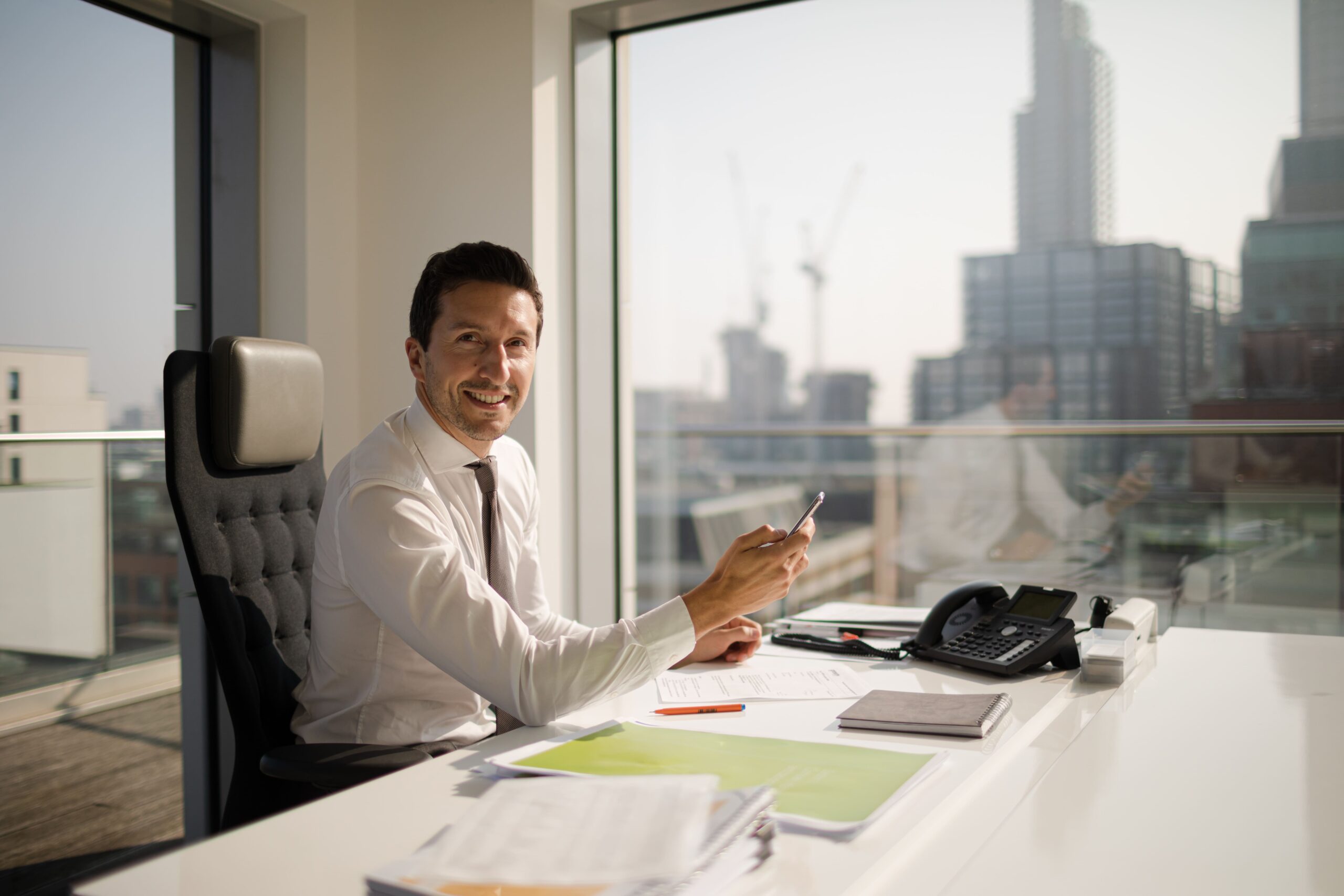 Immobiliensachverständiger erstellt Gutachten im Büro.