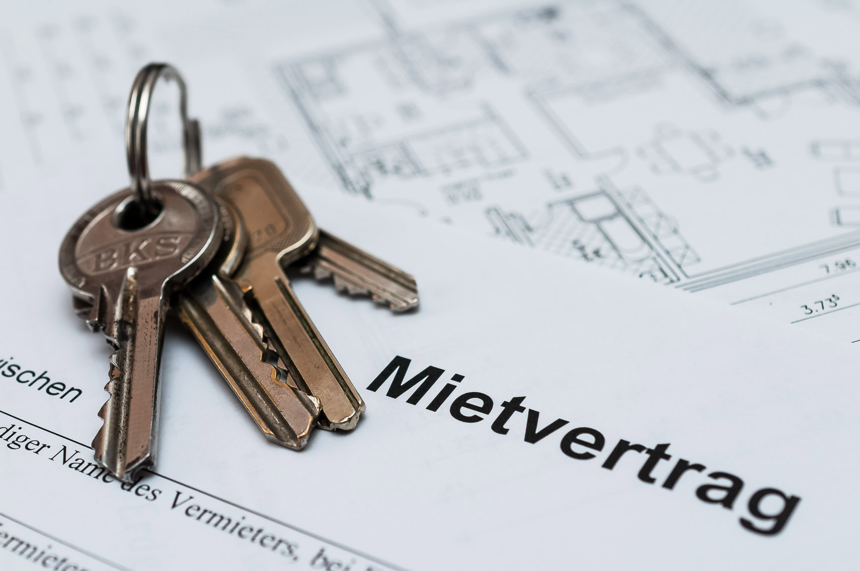 Mietvertrag und Schl&uuml;ssel.