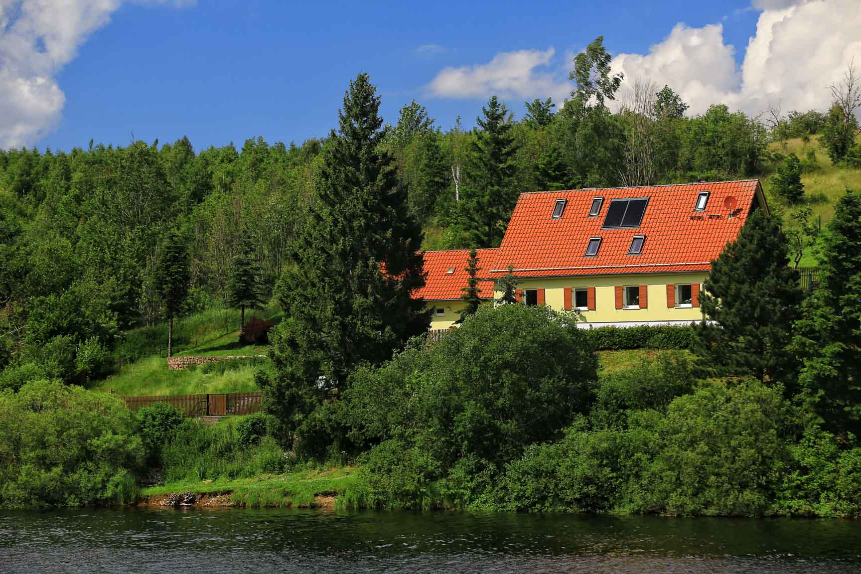 Haus in Seen&auml;he umgeben von W&auml;ldern.