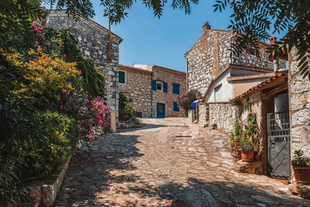 Straße mit Häusern in Vrsar, Kroatien