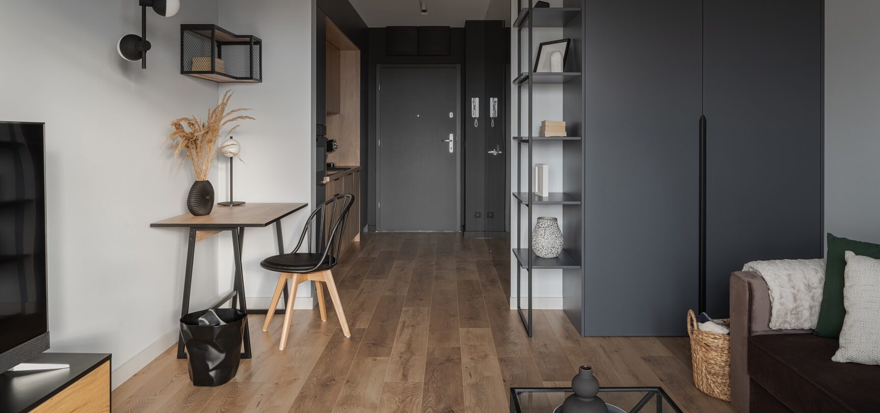 Stilvoll eingerichtetes Mikroapartment.