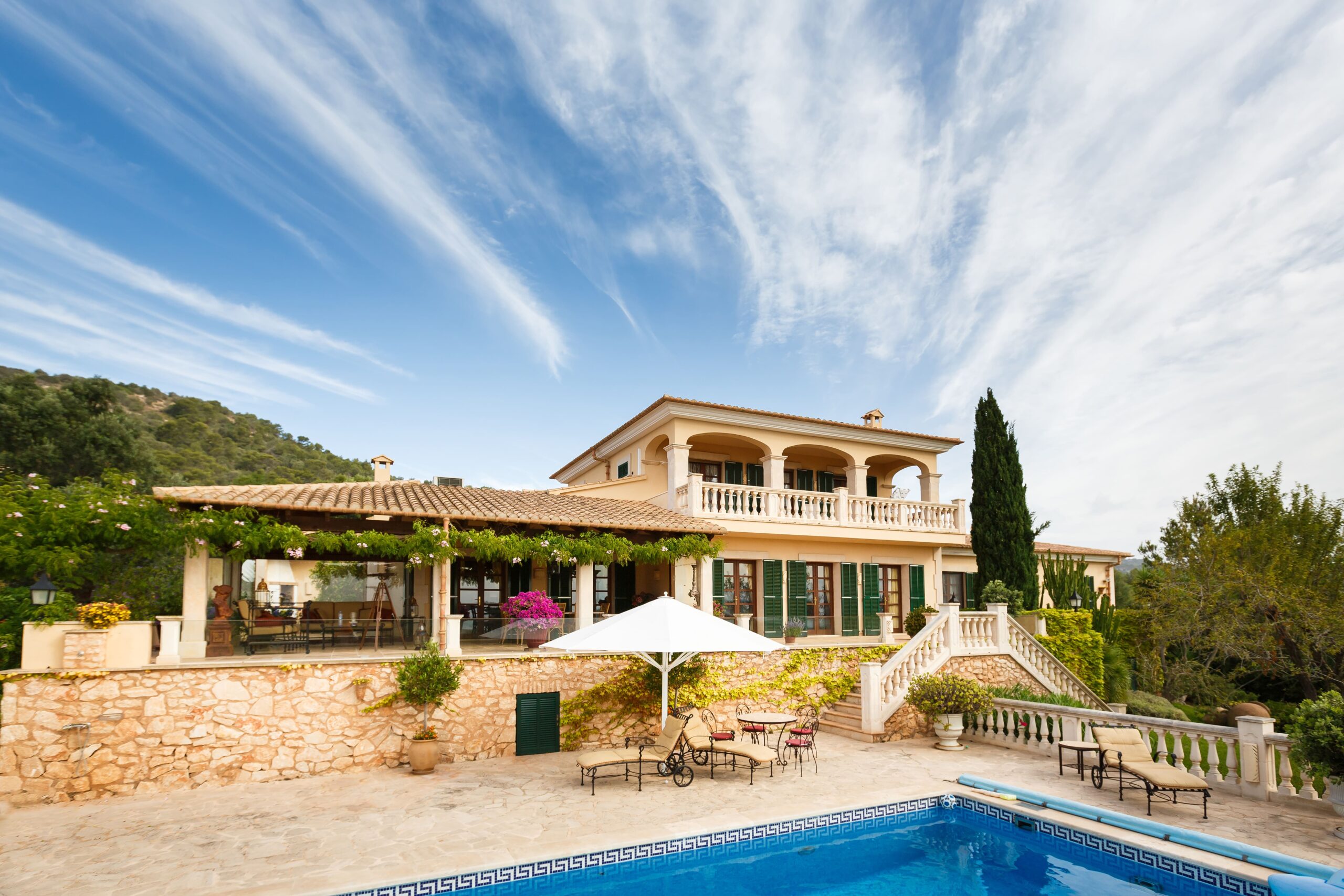 Mediterrane Finca mit Terrasse, Pool und Sonnenliegen.