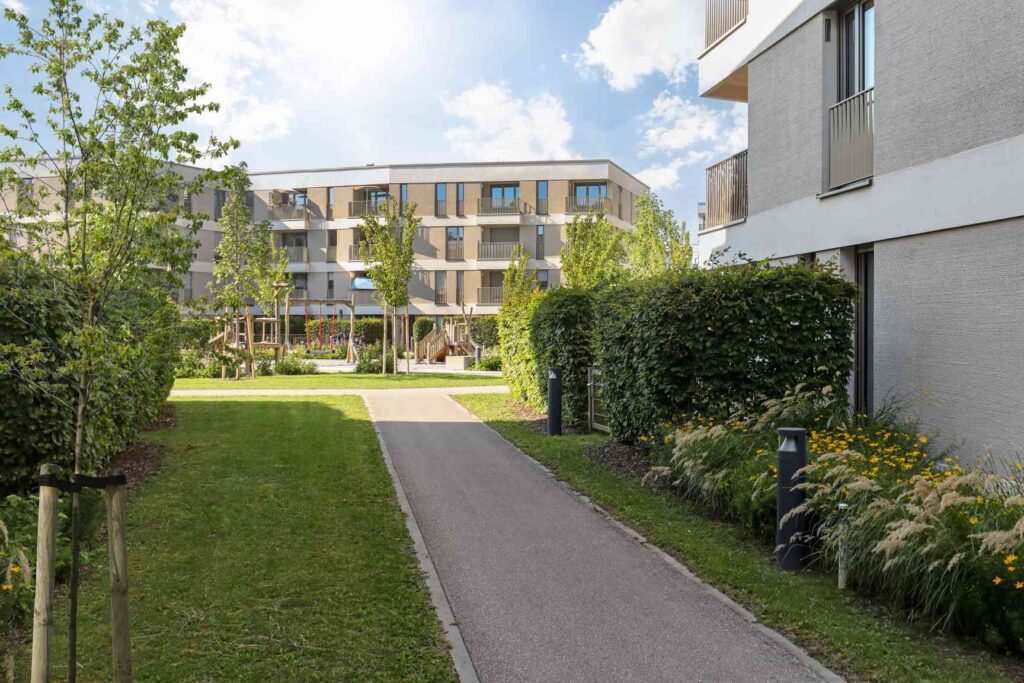 Gepflegte Wohnanlage mit Garten und Grünanlage als Beispiel für eine selbstgenutzte Eigentumswohnung