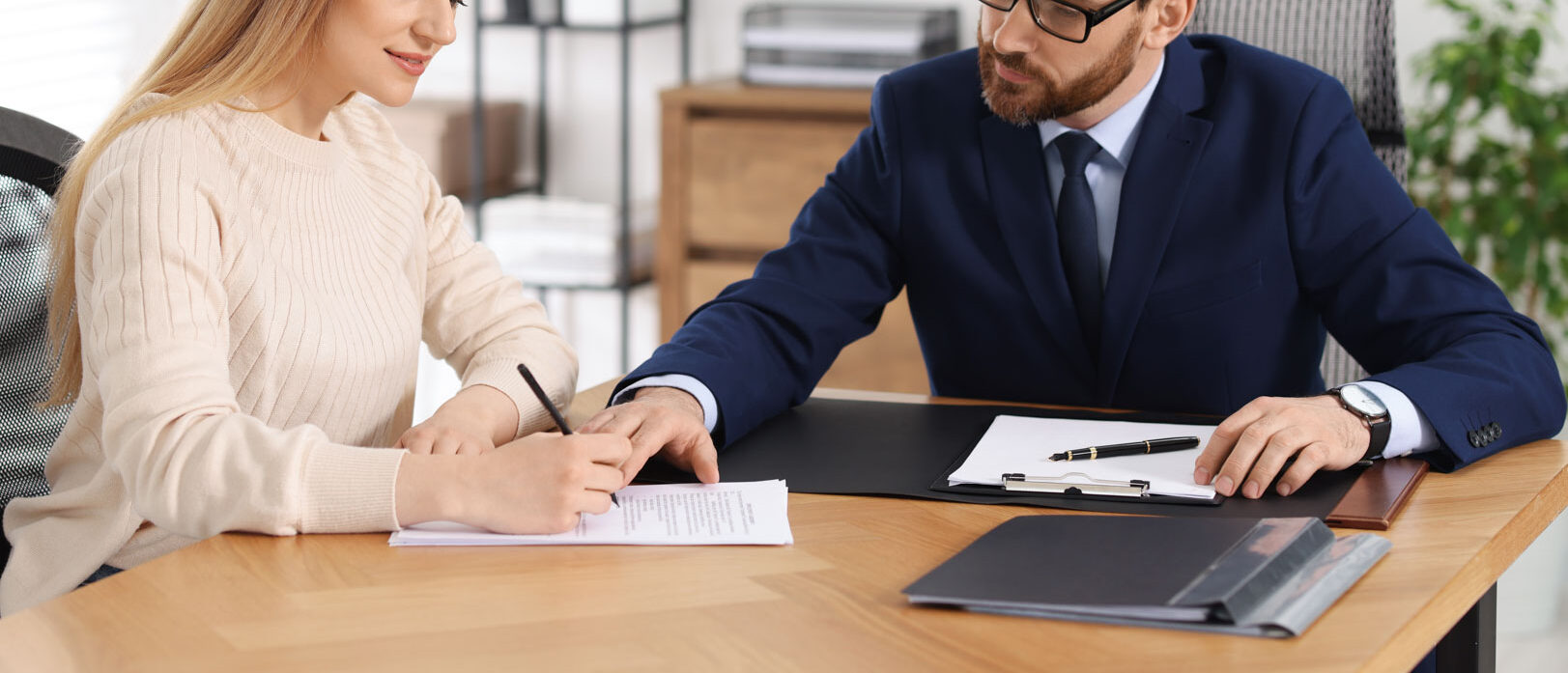 Frau unterzeichnet Sicherungsgrundschuld.