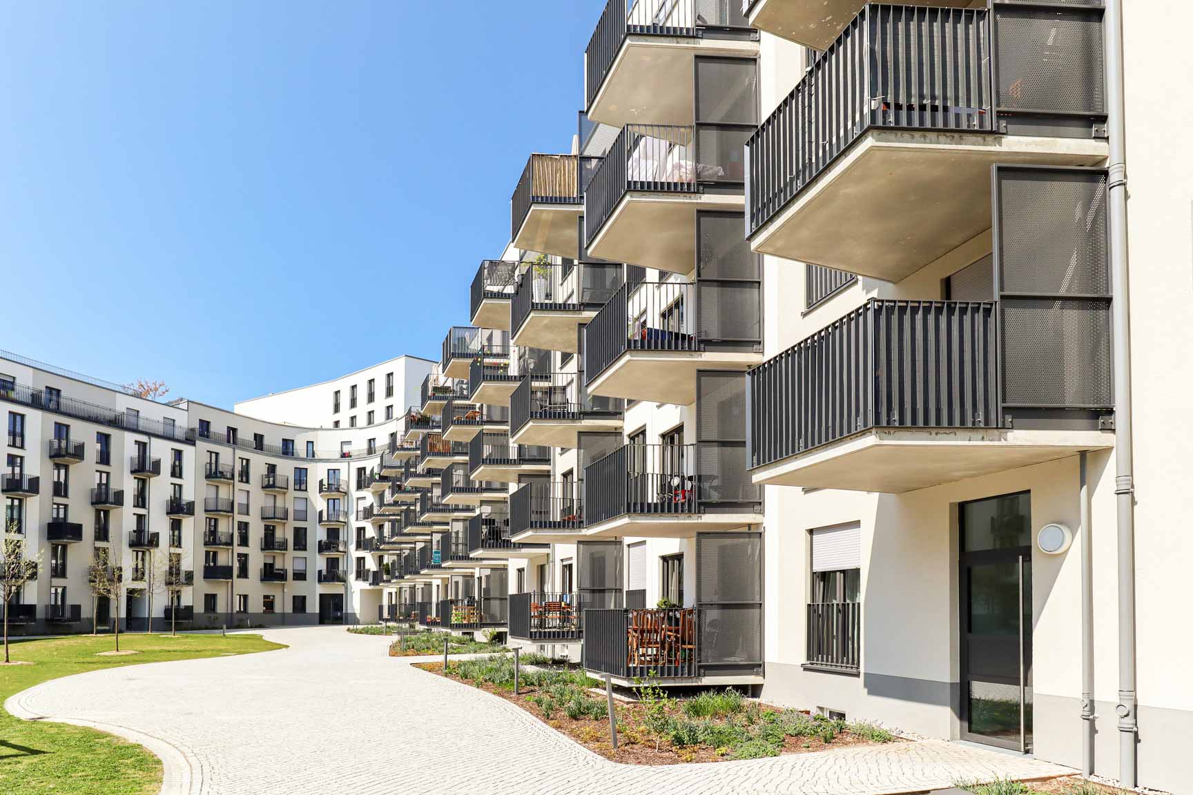 Moderne Wohnanlage mit zahlreichen Wohnungen.