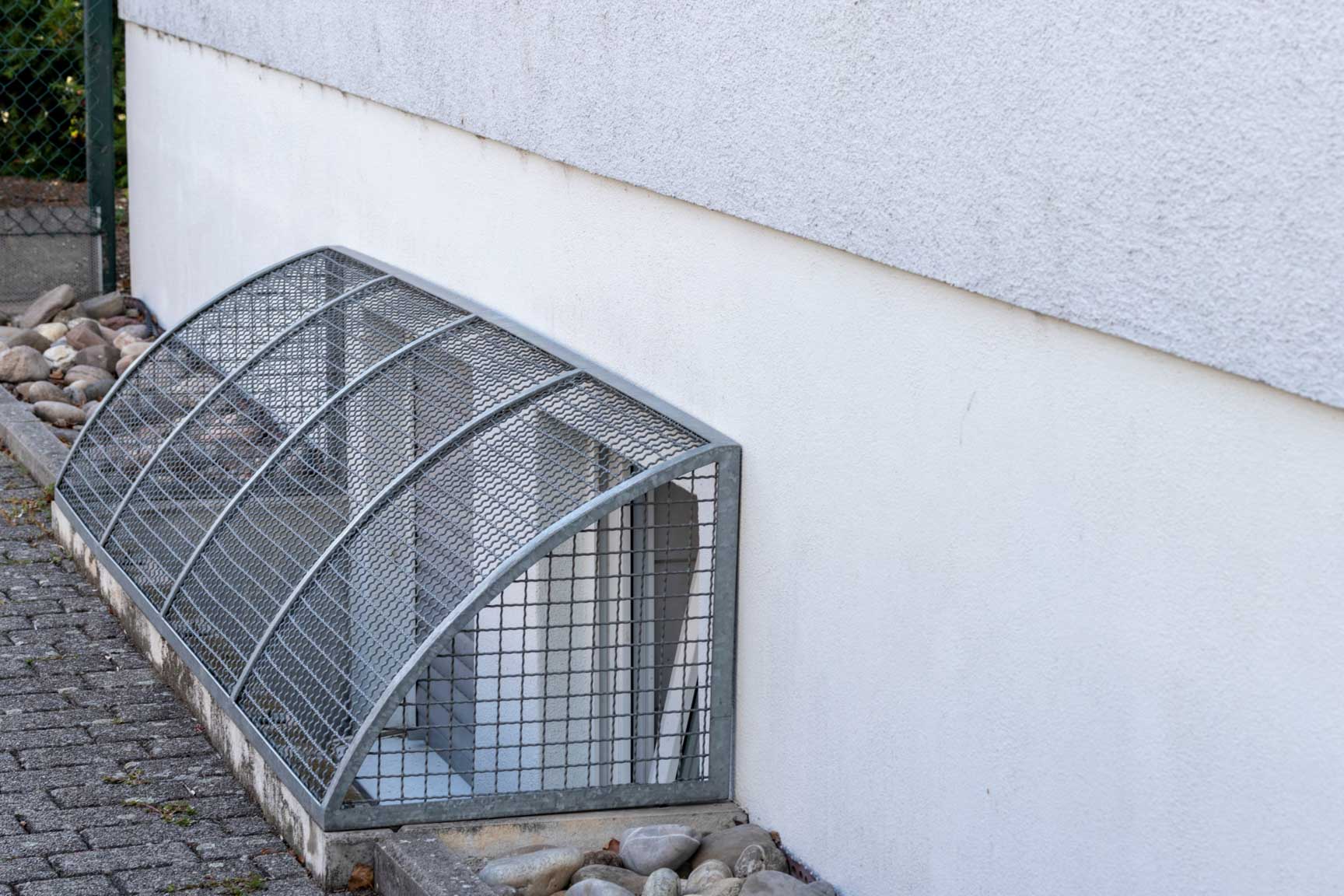 Einbruchschutzma&szlig;nahmen in einer Souterrainwohnung.