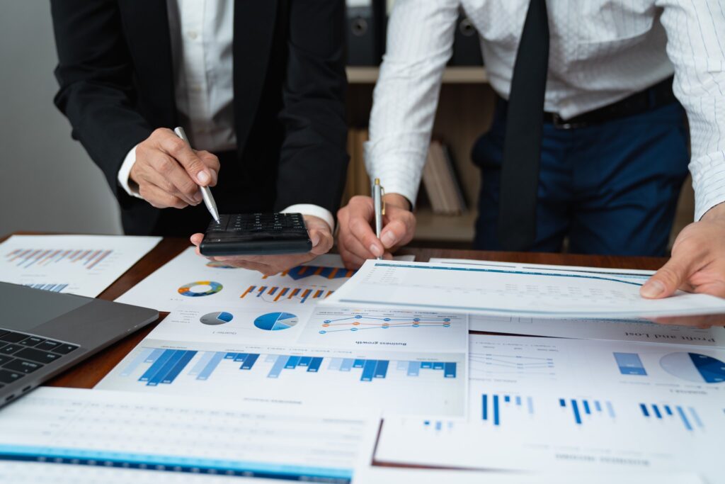 Transaktionsmanager prüft Unterlagen und Analysen für eine Immobilientransaktion