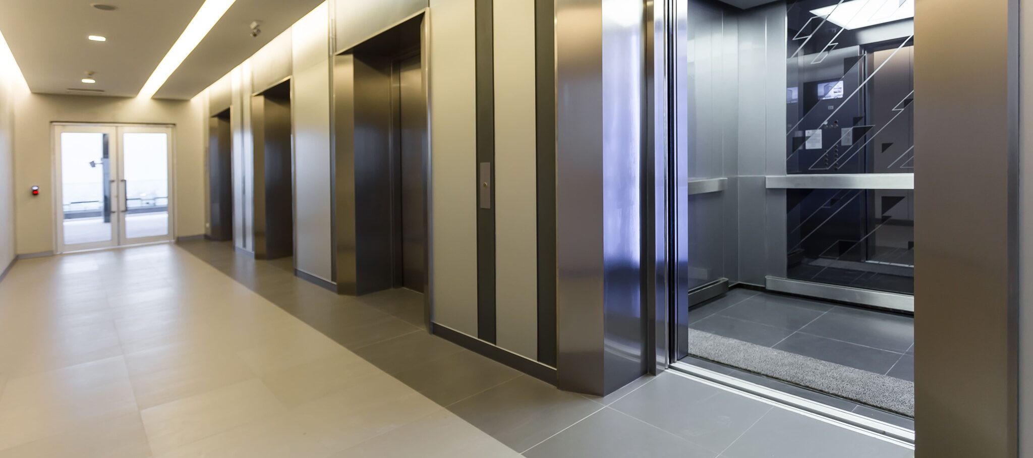 Flur mit mehreren Aufz&uuml;gen